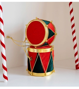 Detailopname van rode en groene fluwelen kersttrommels met gouden borduursels