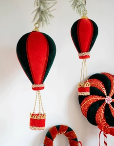 Detail van fluwelen kerstversieringen met rood en groen stof, goudkant en pailletten