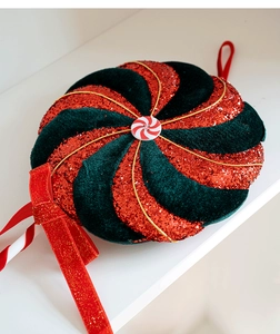 Detail van rode glitter en groene fluwelen kerst lolly hanger met strik