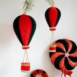 Fluwelen kerstversiering set met rode en groene luchtballon en zuurstok vormen
