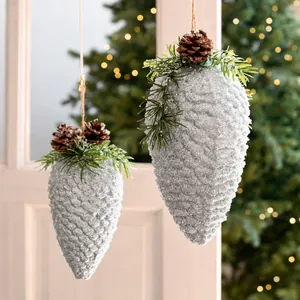 Silber glitzernde Zapfen-Anhänger mit Kiefernnadeln für festliche Weihnachtsdeko