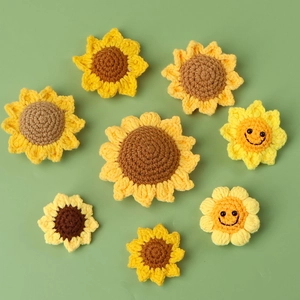 Handmade Crochet Sunflower Keychain Knitted Yarn Sun Flower Pendant With Smile Face DIY Accessory Gift For Women Girls