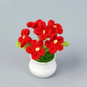 Pianta di ortensia fatta a mano all'uncinetto con fiori rossi e vaso in ceramica