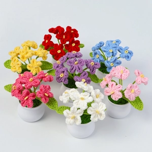 Vista di gruppo di sette vasi di fiori fatti a mano all'uncinetto per tavoli