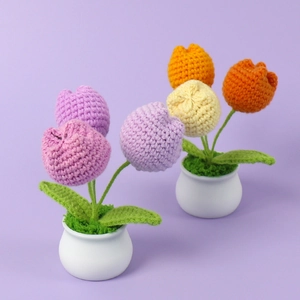 Detailaufnahme der handgefertigten Häkel-Tulpe im Tontopf mit bunten Strickblüten