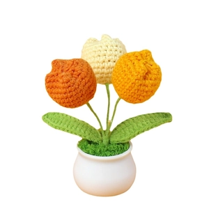Handgefertigter Häkel-Tulpen-Blumentopf mit 3 bunten Blüten im weißen Topf