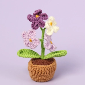 Planta en maceta de flores de ganchillo hechas a mano con flores moradas y blancas