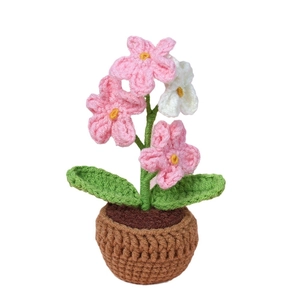Planta en maceta de flores puff de ganchillo rosa y blanco hecha a mano para escritorio