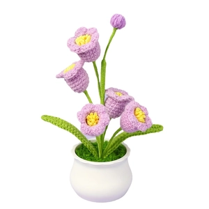 Plante en pot de muguet au crochet fait main en fil violet avec un pot en céramique blanc
