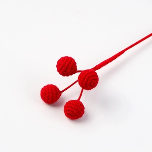 Dettaglio di bacche rosse fatte a mano all'uncinetto con trama di filato per decori