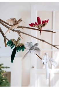 Dettaglio di cinque colibrì artificiali colorati con clip per decorazioni dell'albero di Natale