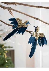 Dettaglio di ornamenti colibrì in piuma blu scuro con paillettes dorate per Natale