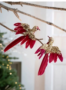 Dettaglio di colibrì piumati rossi con paillettes dorate per albero di Natale