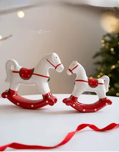 Zweiteiliges Set weißer Keramik-Schaukelpferde mit roten Details für Weihnachtsdeko