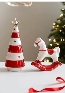 Detailansicht der Weihnachtsbaum- und Schaukelpferd-Ornamente aus Keramik für die Tischdeko