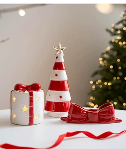 Detailansicht der Keramik-Weihnachtslaterne und des gestreiften Baum-Tischdekors