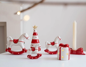 Detailansicht der roten und weißen Keramik-Schaukelpferde und Stern-Kerzenständer
