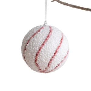Boule de Noël blanche de 8cm avec motifs à spirales rouges suspendue à une branche
