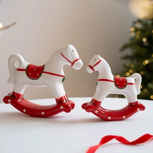 Keramik-Schaukelpferd Weihnachtsfiguren Set in Rot und Weiß für festliche Tischdekoration