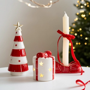 Set aus Weihnachtsbaum aus Keramik, Geschenkbox Kerzenhalter und Kerze für die Tischdeko