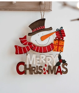 Détail d'un pendentif de Noël en bois avec bonhomme de neige et lettrage Merry Christmas