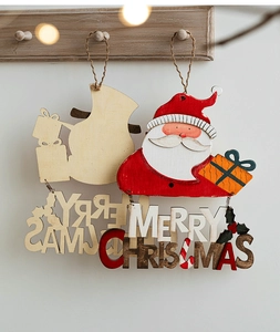 Détail de suspensions de Noël en bois avec le Père Noël et des boîtes de cadeaux décoratives