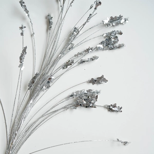 Glitzernde silberne Dekozweige für Weihnachtsbaumschmuck und DIY-Blumengestecke im Feststil
