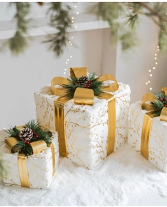 Set di 3 scatole regalo di Natale bianco e oro con pigne e bacche rosse decorative