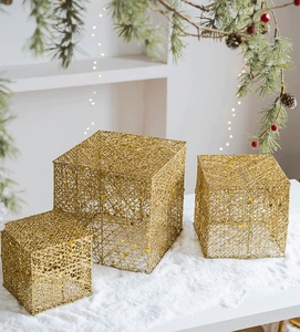 Set di tre scatole regalo natalizie dorate con trama metallica per decorazioni festive
