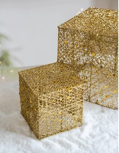 Dettaglio di scatole regalo glitter champagne con paillettes per vetrine natalizie