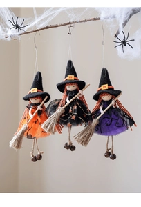 Detail einer Halloween-Hexenpuppe mit Tüllrock, Strohbesen und kleinen Metallglocken