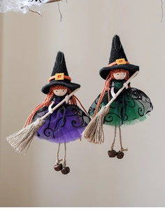Detail der Halloween-Hexenpuppen mit Netzhaut-Röcken, Strohbesen und kleinen Glocken