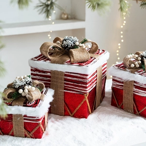 Set di 3 scatole regalo di Natale rosse con fiocchi di lino e pigne per decorazioni