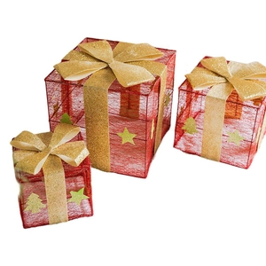 Set di tre scatole regalo natalizie rosse con nastri dorati e stelle glitterate