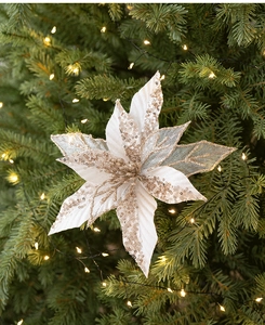 Detail van champagne goud glitter mesh bloem op kerstboom met warme sfeerverlichting