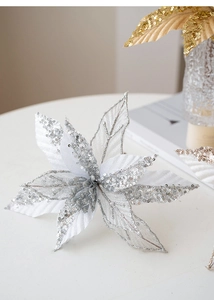 Detailopname van zilveren kerstbloem met glitters en mesh voor kerstboomdecoratie