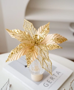 Detail van champagnegouden kerststerbloem met pailletten en bloembladen van gaas