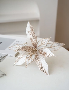 Detailopname van champagne goud mesh kerstster met lovertjes voor kerstboomdecoratie
