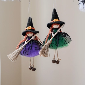 Hängende Halloween Hexe Puppen mit Tüllrock, Holzbesen und Glocken als Dekoration