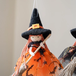 Halloween Hexe Puppe mit orangefarbenem Tüllrock und Besen für festliche Dekoration