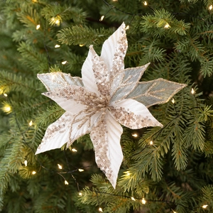 Glinsterende gouden champagne kerstbloem met pailletten op een groene kerstboom