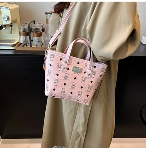 Sac seau rose avec imprimés ours et texture, porté à l'épaule par un mannequin