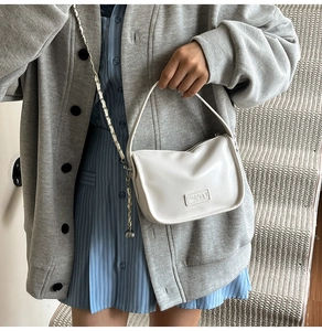 Sac bandoulière blanc en similicuir avec chaîne en métal et écusson mode gravé