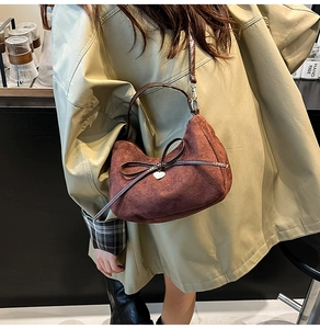 Borsa hobo marrone in finta pelle scamosciata con fiocco e ciondolo a cuore