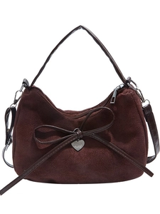 Borsa a mano in pelle scamosciata marrone scuro con fiocco, ciondolo a cuore e tracolla
