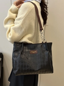 Quilted tote bag with chain strap and large capacity for daily commuting and fashion