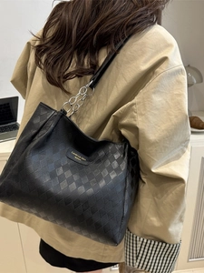 Elegant black quilted tote bag for women with chain shoulder strap and leather finish