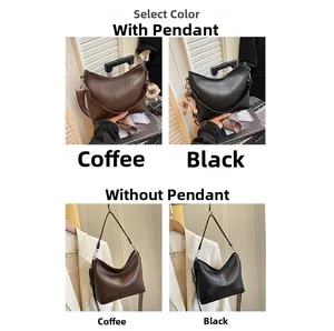 Détail du sac bandoulière en café et noir avec pendentif ours en peluche doux