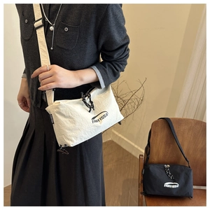 Détail du sac bandoulière FANYISSA en nylon texturé avec cordon de serrage et large sangle