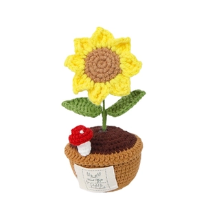 Girasole e fungo all'uncinetto fatti a mano in vaso con etichetta Hand Made su sfondo bianco